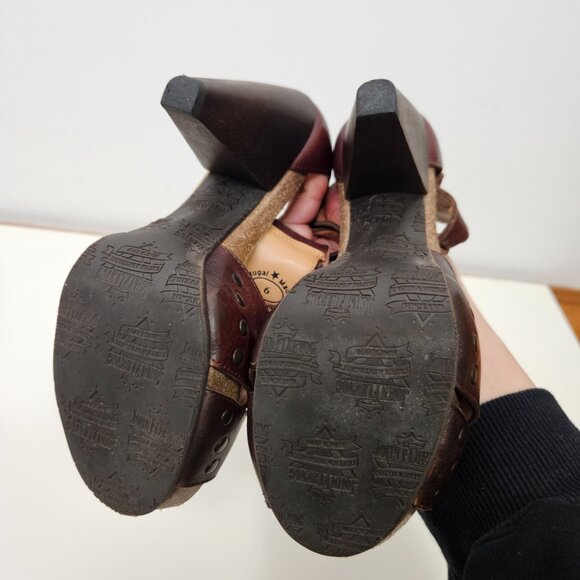 John Fluevog Rules Goodall Platform Sandals Sz 6 Dallas Brown T-strap Fringe - Picture 13 of 13